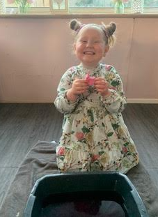 GEPSClass1's tweet photo. This Class 1 super scientist explored dissolving today!  She has also practiced her number recognition, football skills and learnt the days of the week off by heart! Amazing!😊👏🌟🧪 https://t.co/fGvSi4RV5F