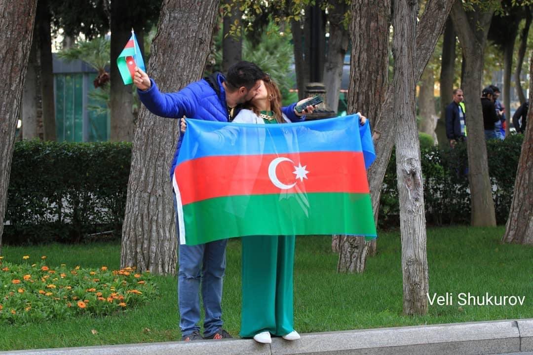 resulazeroglu's tweet photo. -Qaqa bidənə öpüşən yerdə çəkdə bizi: 😁 https://t.co/qtTmQaMFQd