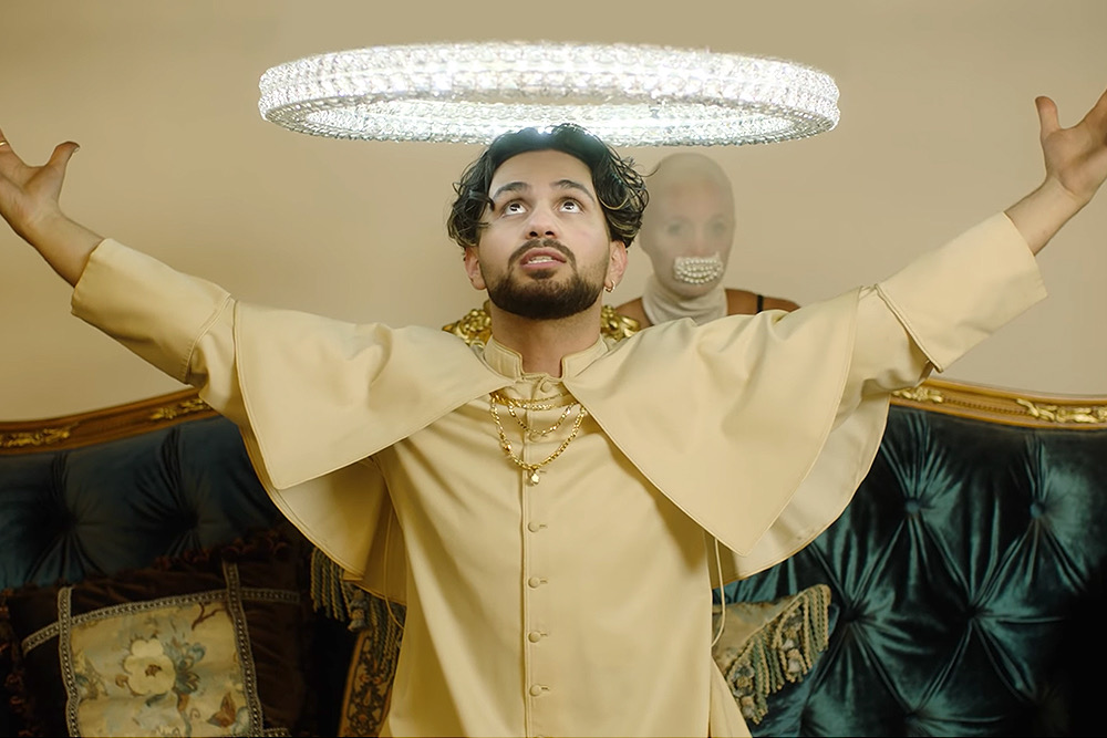 RapUp's tweet photo. Aries drops his new video for "FOOL'S GOLD" https://t.co/UwozsuWhcN 🌞🤎 https://t.co/lwEriynNlM