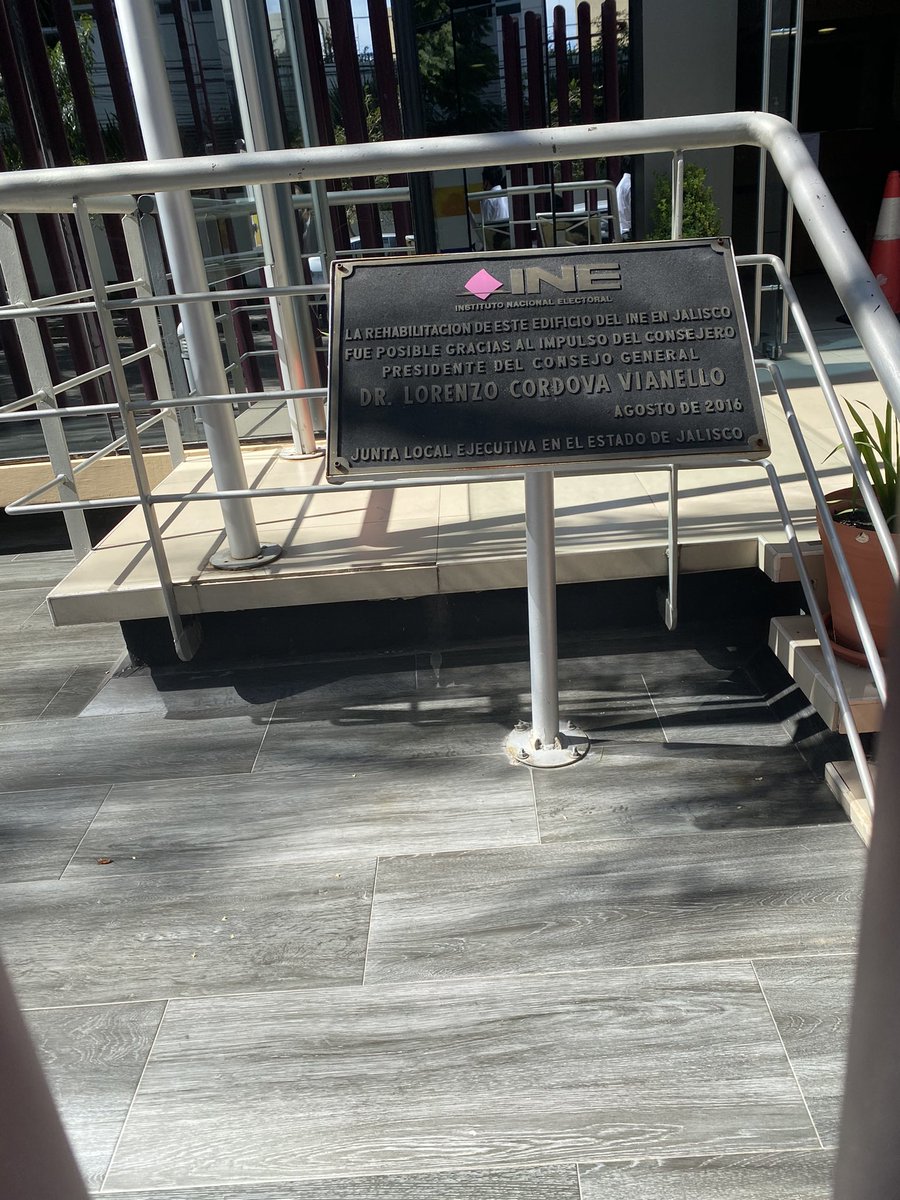 Señores mínimo 30 minutos en recibir un oficio? Esa es la atención que dan a los ciudadanos? Son las 13:54 y me indica el oficial que hasta las 15:00 me recibirían un oficio <a href="/INEMexico/">@INEMexico</a> <a href="/INEJALISCO/">INE Jalisco</a> cumplan su función de servidores públicos.