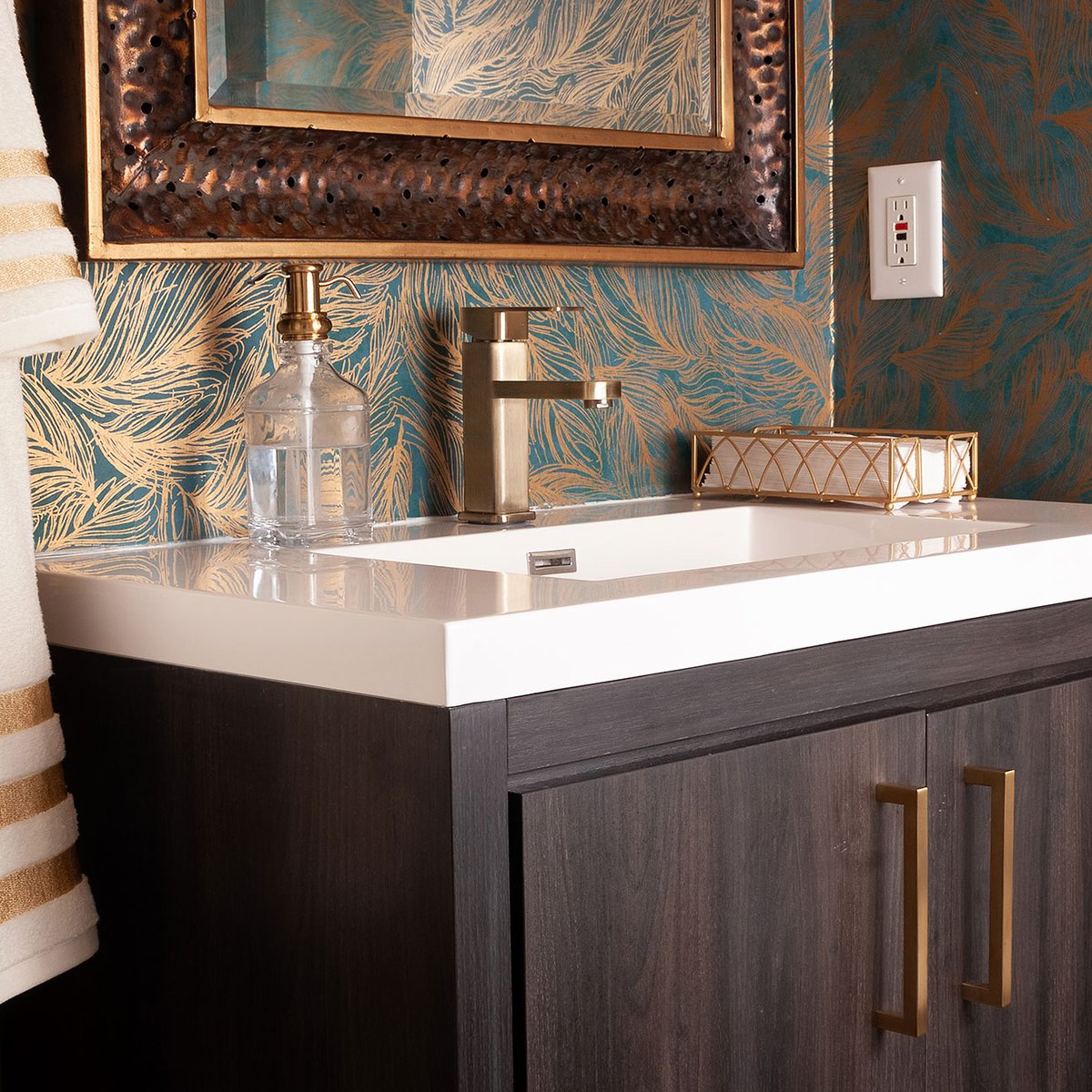 decoratingden's tweet photo. This powder room features showstopping textured wallpaper in a bold teal and gold color palette.
#decoratingdeninteriors #livvhomecollection #powderroom #bathroom #bathroomdecor #bathroomdesign #bathroomgoals #bathroominspo #goldhardware #bathroomwallpaper #goldleafwallpaper https://t.co/3VekMAYrya
