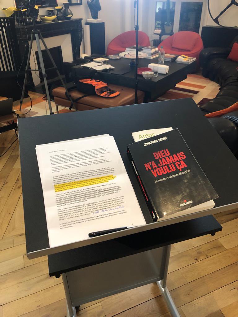 Tenoua's tweet photo. .@rabbidelphineH dans le #tenoualive de ce soir 💬: Je voudrais maintenant rendre hommage à un homme qui vient de nous quitter, un homme qui nous aide à penser pour contrer le fanatisme, le Grand rabbin Jonathan Sacks https://t.co/A3skXJjoQD