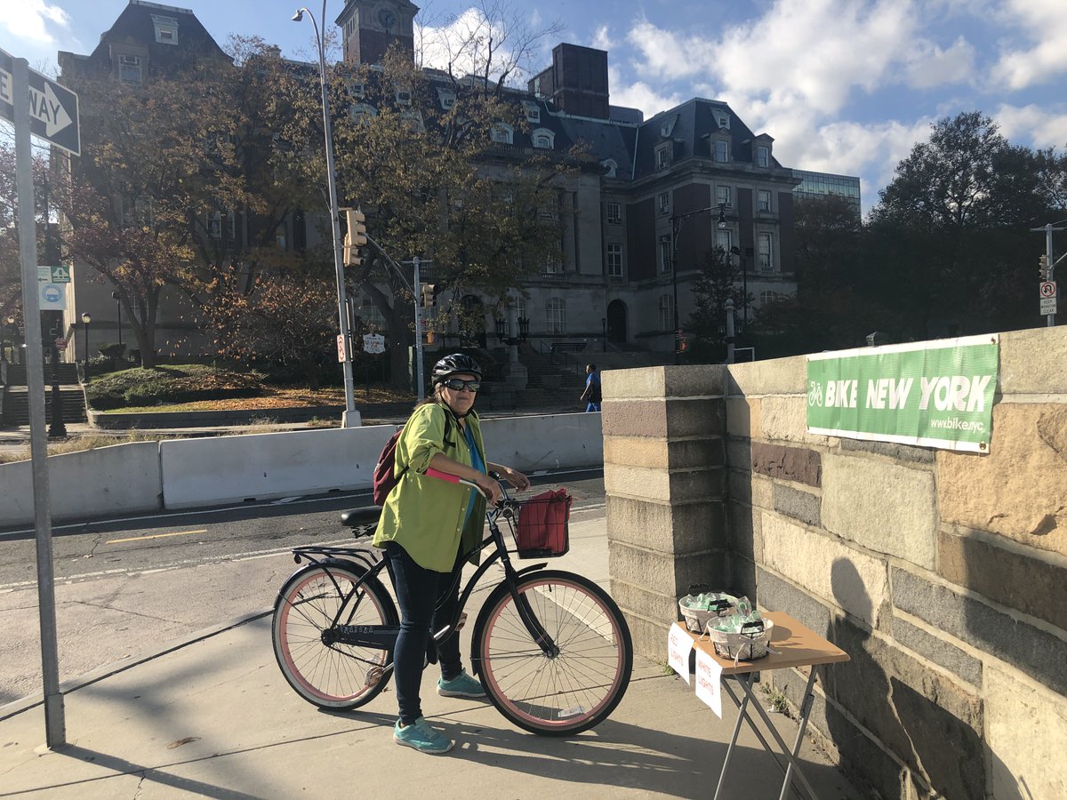 We had a great time with Staten Island Council Member Debbie Rose giving away free bike lights!  Don't forget that the days are getting shorter and bikes in NYC are required to have white lights in the front and red lights in the rear after dusk!