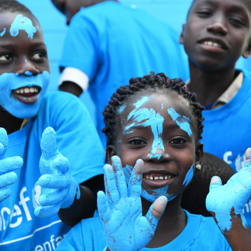 UNICEF_france's tweet photo. Des challenges pour être heureux et voir la vie tout en bleu. 💙🥰 

À l’approche de la #JournéeMondialedelEnfance, le 20 novembre, relevez les challenges @UNICEF_france pour célébrer l’enfant que vous êtes ou que vous avez été. #GoBlueChallenge