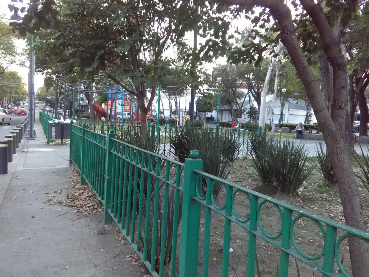 5antaMerlina's tweet photo. Por favor, ex glorieta Chilpancingo en @LaRomaDF e @ARHipodromo está medio abandonado.  @AlcCuauhtemocMx @nenulo @PaolAcesa @DTRC_AlcCuau @ModuloRoma @CDMX_SIBISO @locatel_mx  
Indigencia y drogadictos. 
Falta riego y plantitas. 
Basura. 
@elenaaguirrep @estrella_gus @MVRIAN https://t.co/3BYv4DlXI6