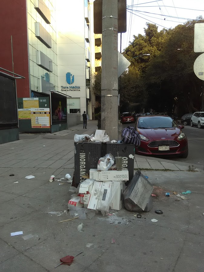 5antaMerlina's tweet photo. Por favor, ex glorieta Chilpancingo en @LaRomaDF e @ARHipodromo está medio abandonado.  @AlcCuauhtemocMx @nenulo @PaolAcesa @DTRC_AlcCuau @ModuloRoma @CDMX_SIBISO @locatel_mx  
Indigencia y drogadictos. 
Falta riego y plantitas. 
Basura. 
@elenaaguirrep @estrella_gus @MVRIAN https://t.co/3BYv4DlXI6