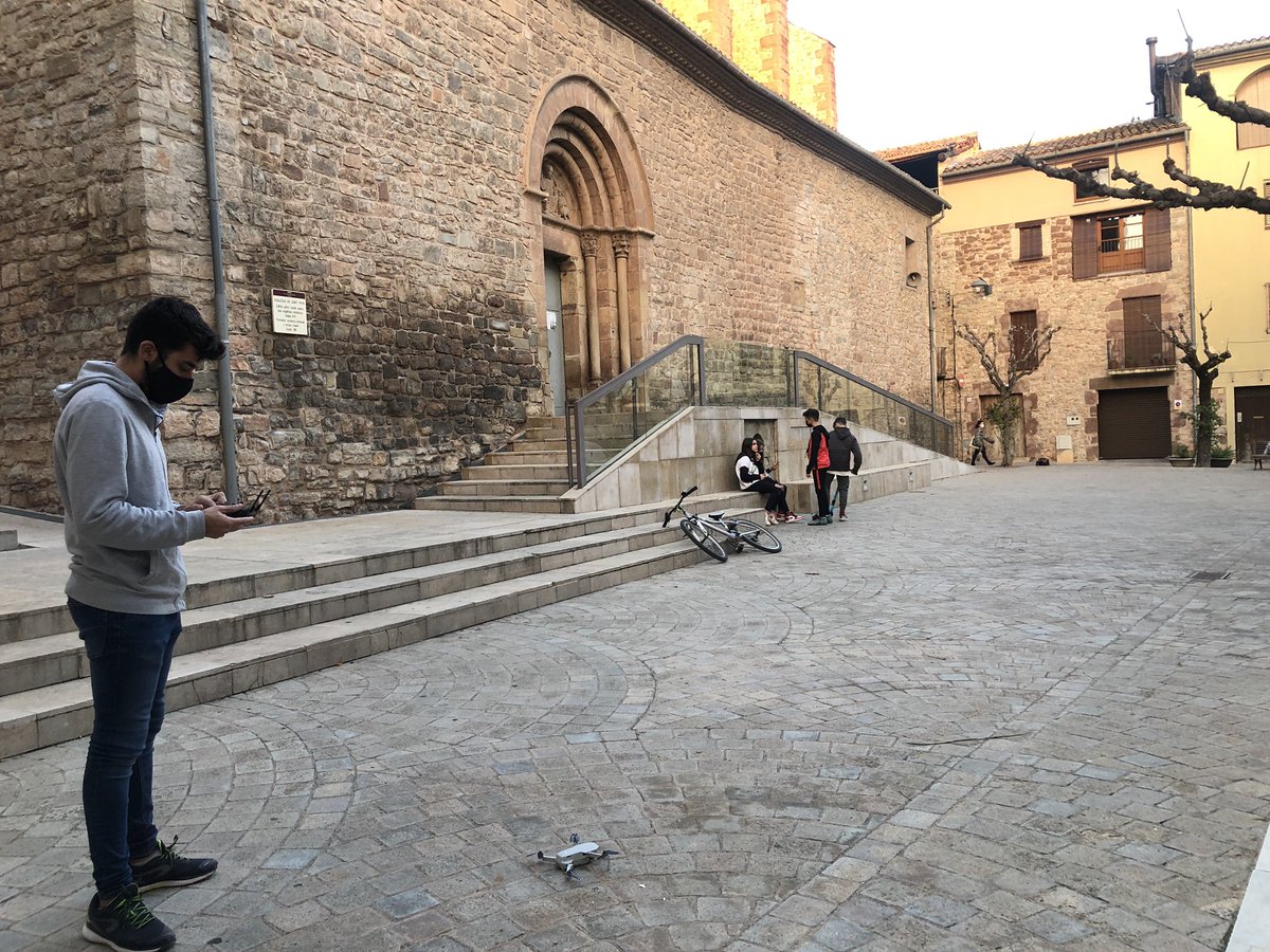 ajsantpedor's tweet photo. Avui hem enregistrat un vídeo sobre #Santpedor per a la sèrie #BenvingutsalBages ... ha vingut fins i tot el #Timbaler!
👏gràcies a tots els que hi heu col·laborat 🤗 i al nostre cameraman @dvillarreal94 https://t.co/pZY4x1u1yf