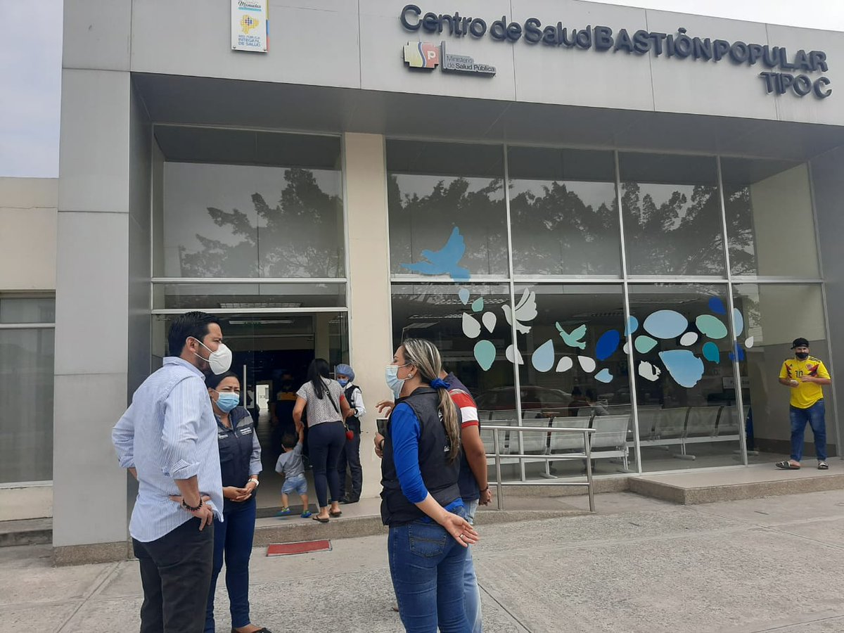 jona_MoreiraM's tweet photo. Cumpliendo las disposiciones del Sr Gobernador recorrimos  con la Directora Distrital  @mishelljimenezC el Centro de Salud #BastiónPopular con el fin de constatar la atención médica en consulta externa , UTPR,  emergencia, laboratorio, vacunación y triaje respiratorio. https://t.co/D2EIWS3ker