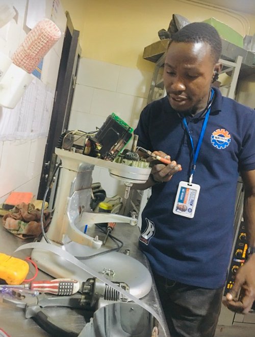 Brima_TECH's tweet photo. @Brima_TECH. We always work on these and we believe Definitely we getting to help the Nation by bringing young people into career of Basic and advance Electric/Electronics Engineering #TuesdayShoutout #MenWeySabi #money https://t.co/uzyq5lzK64