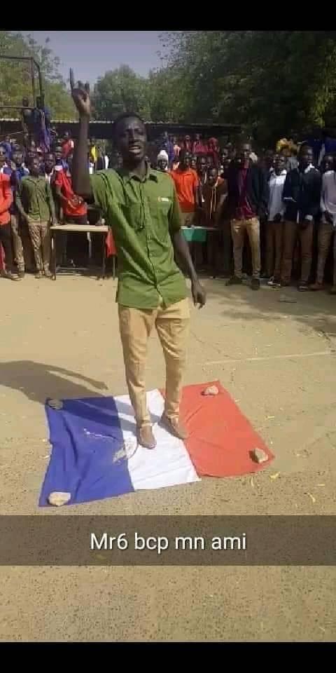 gnambawamy's tweet photo. 🤧Il y a maintenant trois (3) #Gabons🇬🇦🇬🇦🇬🇦. Le Gabon🇬🇦 de la france, celui de la famille Bongo🇬🇦 et le #Gabon 🇬🇦à l'#envers🤧 https://t.co/jDCQCZsmQu