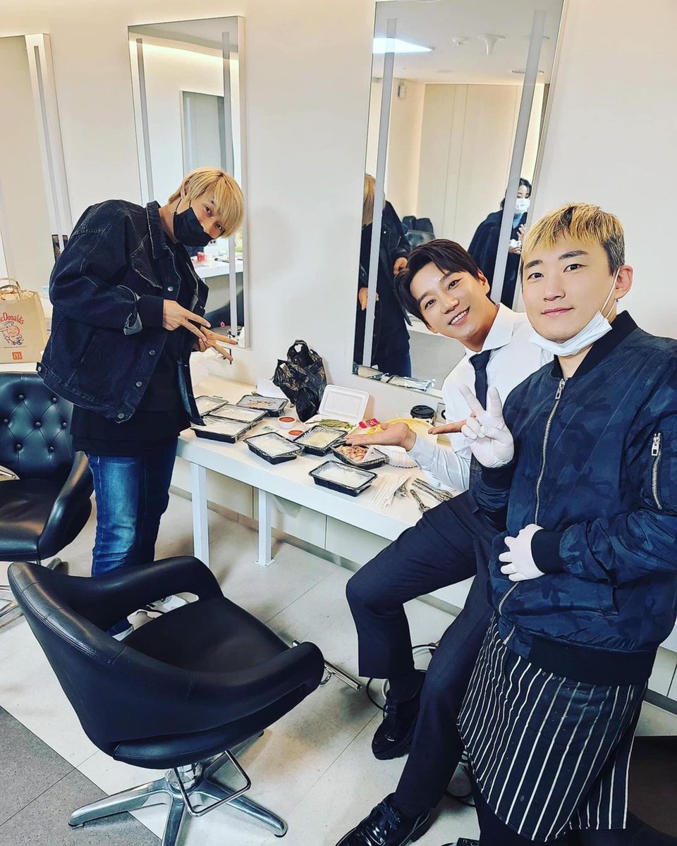 JLCY161's tweet photo. Chiyeul oppa’s best friend delivered a dinner for him and the staff while he’s recording the shows at KBS❤️
(Cr. Instagram park._.yg) https://t.co/vzuiDFeRbz