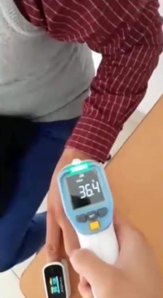 DamarisFany's tweet photo. Esta toma de temperatura se le realizó a un paciente (+) para COVID19 con un termómetro infrarrojo. ¿Entienden porqué es de suma importancia que se tome adecuadamente?

A la gente que argumente que "mata neuronas" simplemente deberían no dejarlos pasar. Es por un bien mayor. https://t.co/MWCbs71QAR