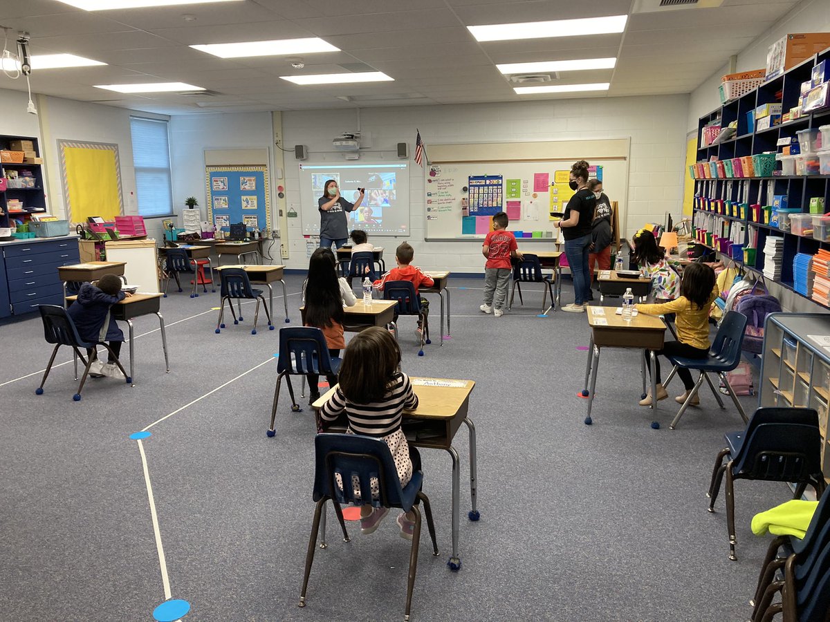 whitehdm's tweet photo. It’s so wonderful to have some of our kindergarten students in the building!! @MrsJacksonMCES @whitehdm @PWCSNews @ https://t.co/qLMNkICqXA