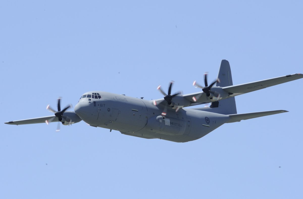 ARC_RCAF's tweet photo. #VolEnFormation au-dessus de l'Autoroute des héros
Trois aéronefs CC-130J Hercules effectueront un survol au-dessus de l’Autoroute des héros de Trenton à Toronto, en Ontario, vers 11 h, le mercredi 11 novembre 2020, à l’occasion du jour du Souvenir.
#LeCanadaSeSouvient https://t.co/xrBZCXuKUN