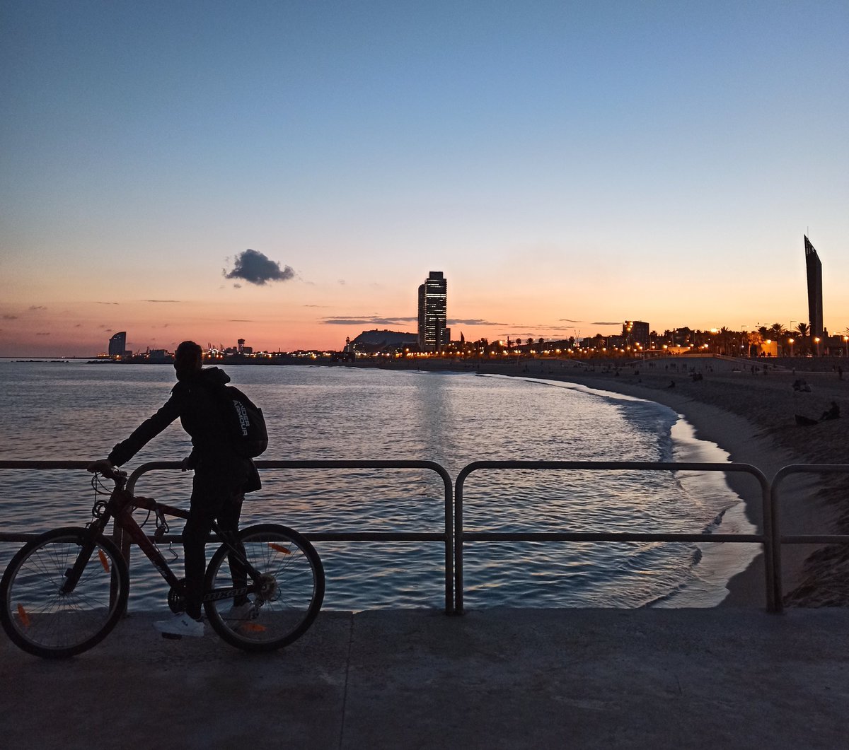 Estos días estoy disfrutando de esta belleza al salir de trabajar. Qué bonita la vida cuando la observamos con la simple intención de disfrutarla. No sé quién es la de la bici pero qué ganas, eh.