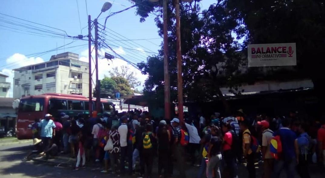 Balanceinforma2's tweet photo. #Amazonas
Escasea el Transporte Público por falta de combustible, conductores aumentan inesperadamente el Pasaje en el Municipio y las  Paradas desbordadas  de usuarios ante la emergencia del sector transporte, mientras los gobernantes llaman l pueblo a tener paciencia. https://t.co/NzAJgrTF6F