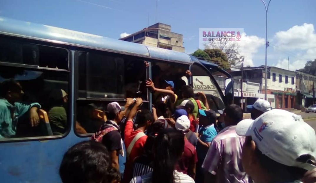 Balanceinforma2's tweet photo. #Amazonas
Escasea el Transporte Público por falta de combustible, conductores aumentan inesperadamente el Pasaje en el Municipio y las  Paradas desbordadas  de usuarios ante la emergencia del sector transporte, mientras los gobernantes llaman l pueblo a tener paciencia. https://t.co/NzAJgrTF6F