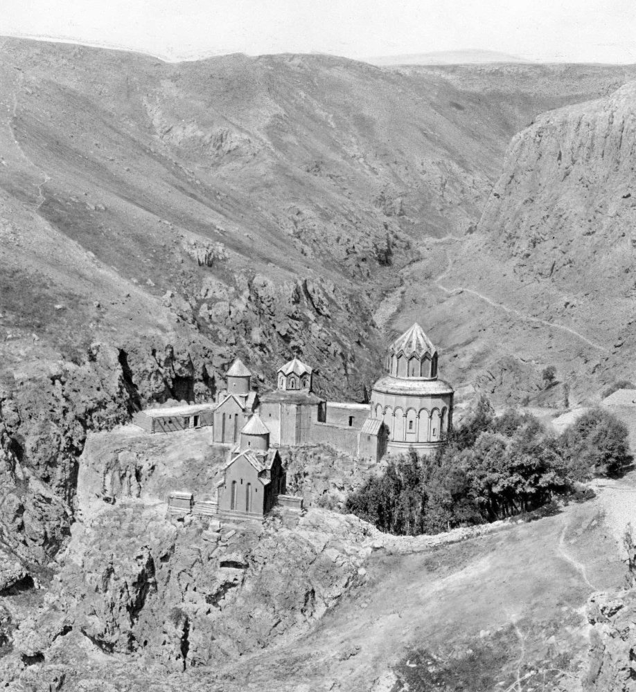 Khtzkonk Monastery (Խծկոնք Վանք), built in the 13th century, destroyed in the 1950s. https://twitter.com/ArmenianHist/status/991481581091999744?s=20