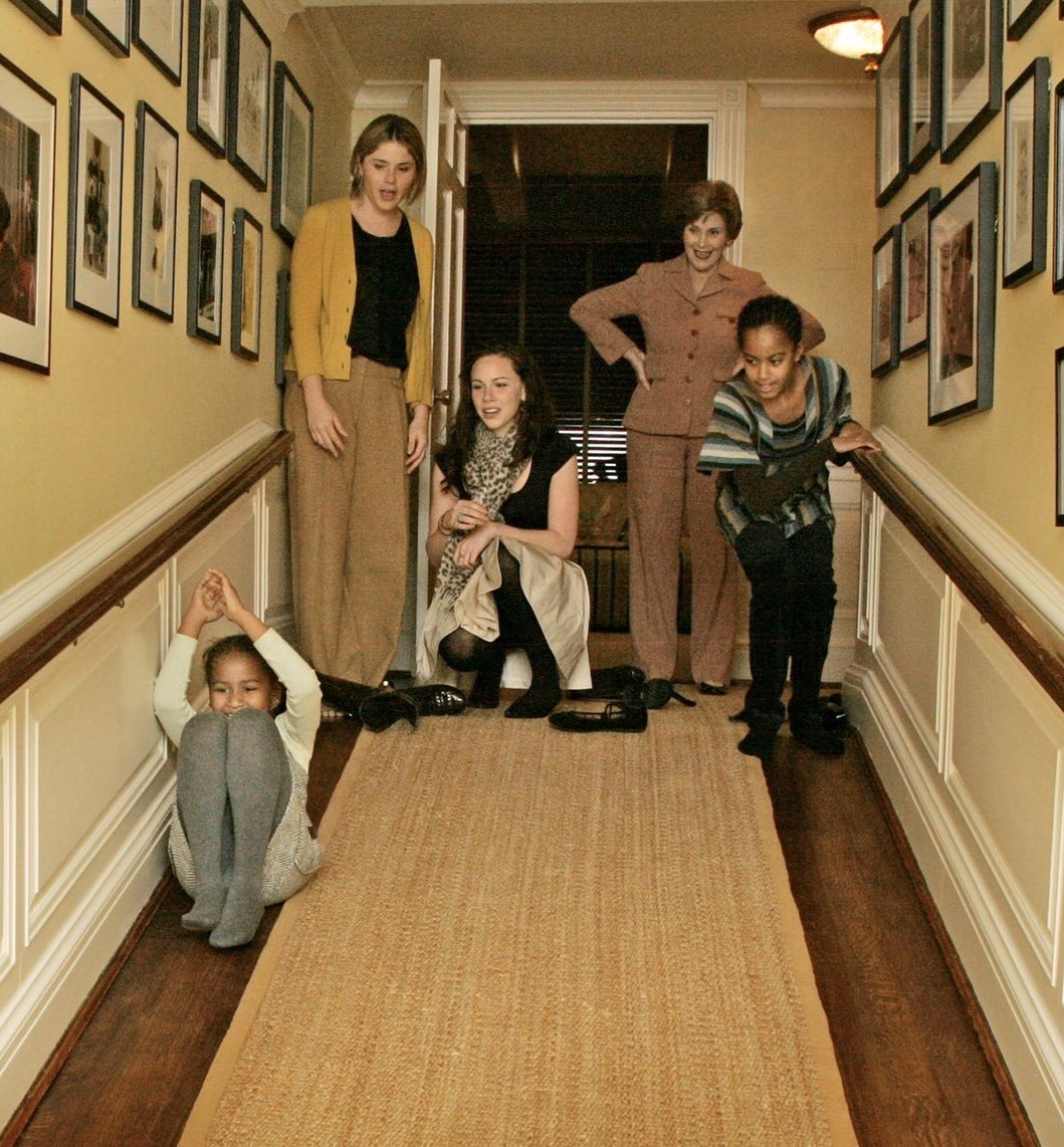 Le 10 novembre 2008, George et Laura Bush reçoivent à la Maison Blanche Barack Obama et sa famille, après l’élection présidentielle. Je ne sais pas qui a pris la photo, mais ça se passait comme ça, il y a douze ans.