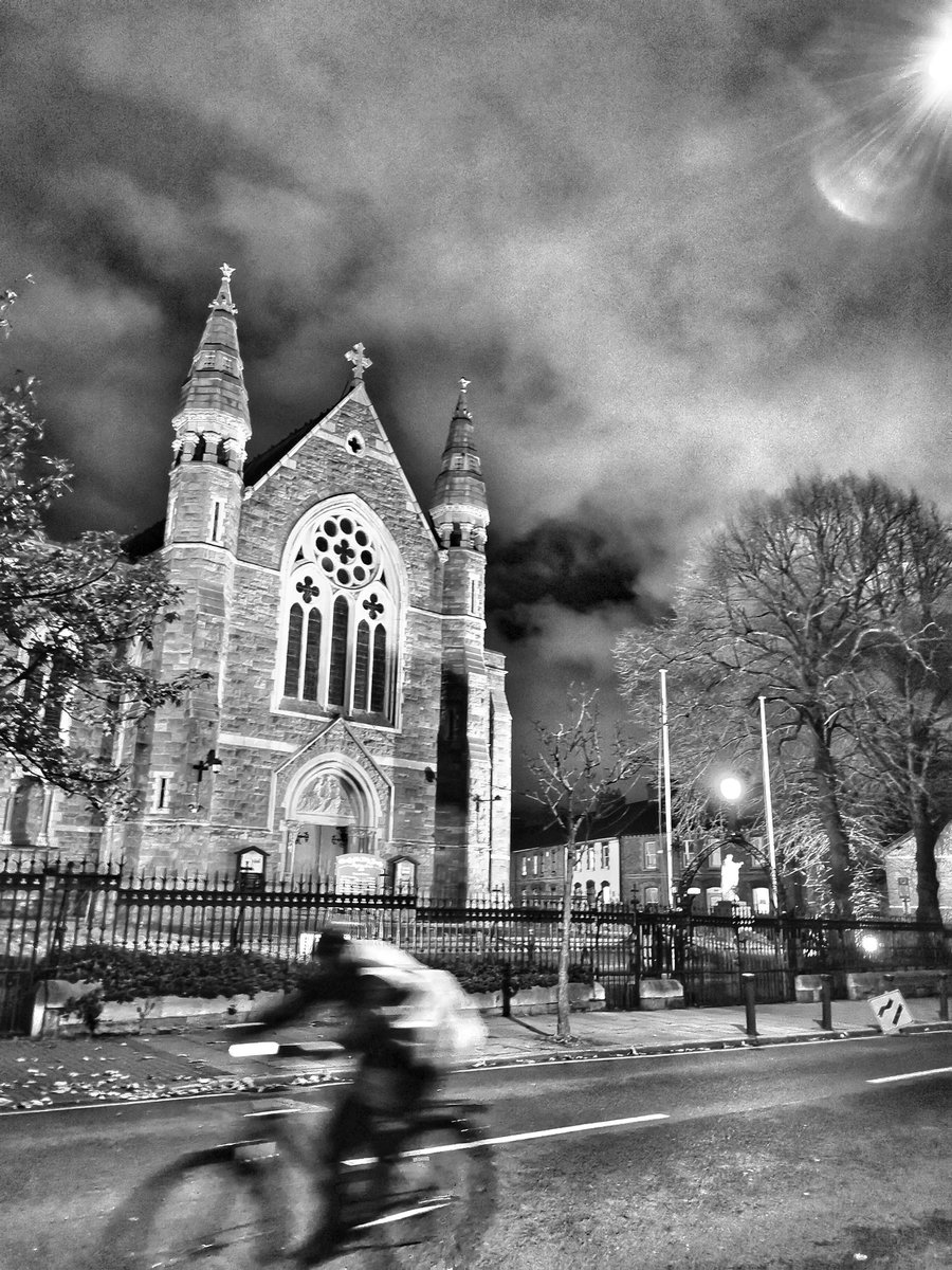 dubliner24's tweet photo. #PrussiaStreet
#Dublin #Stoneybatter #Lockdown2 #dublinlockdown #night #autumn #cityscape #church https://t.co/yY5q3fOnAI