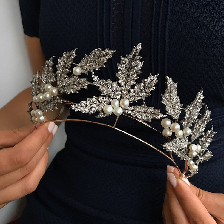 HollyEHayton's tweet photo. omg :)

GOOGLE:
“your name” fantasy gown
“your name” fantasy crown
“your name” fantasy weapon https://t.co/SIQW0oC7eR