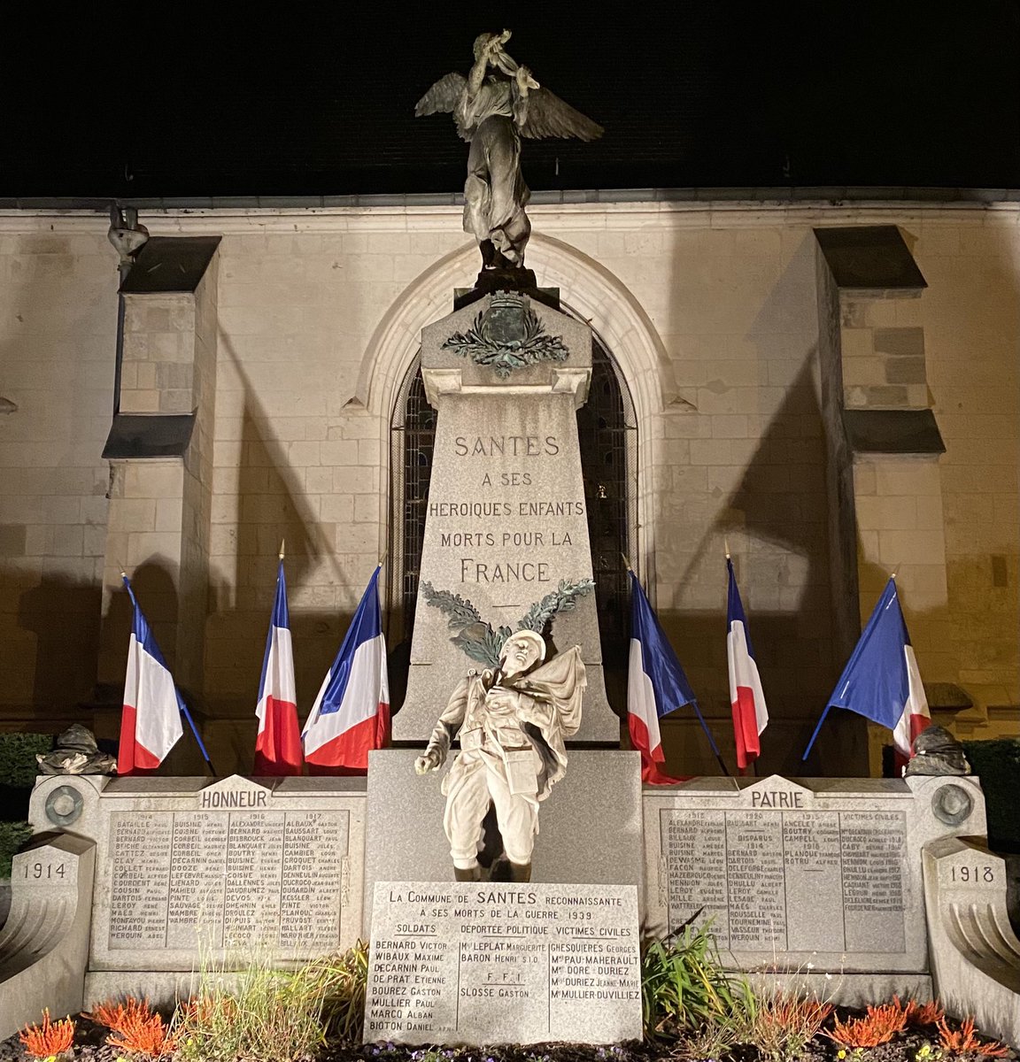 BHiazid's tweet photo. 🇫🇷 Moment de recueillement en ce 10 #novembre au monument aux morts. #Hommage à nos héros morts pour la #France. 🇫🇷 #SantesMaville https://t.co/vM0hw9uITC