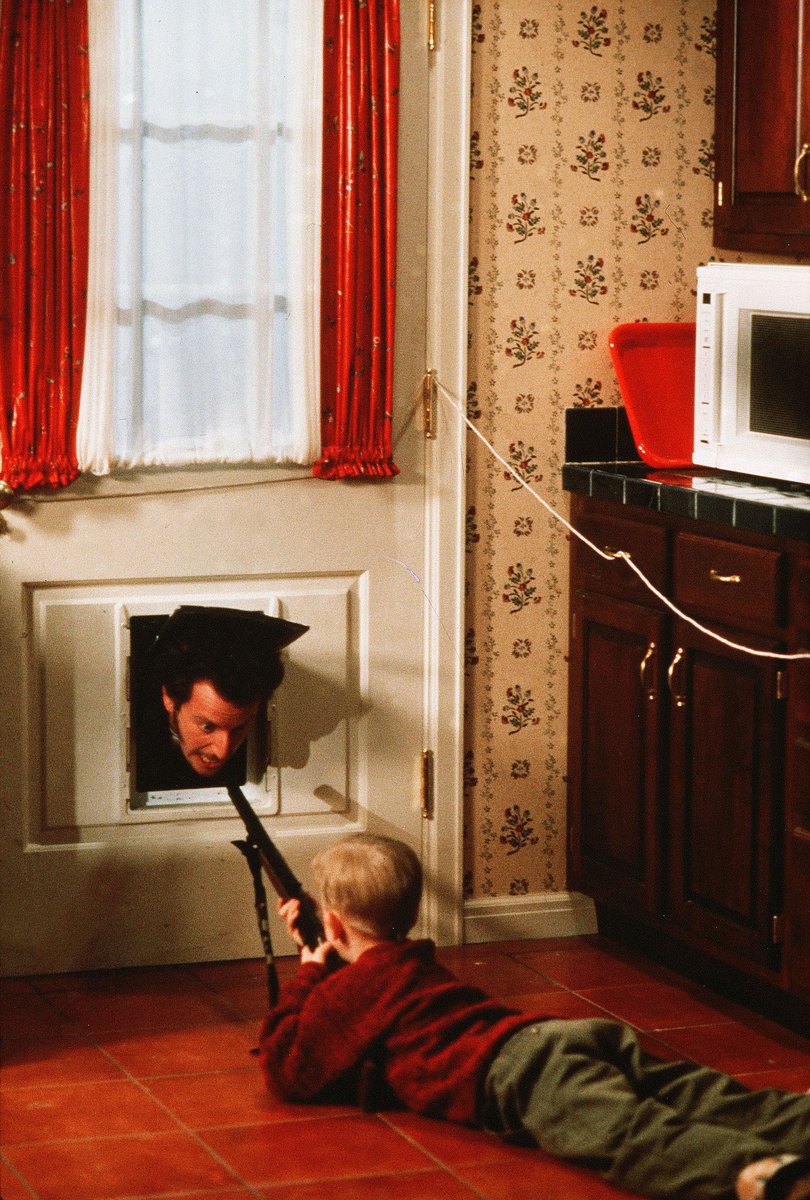 cinefiloos's tweet photo. ¡Se cumplen 30 años del estreno de #HomeAlone, la película navideña por excelencia! 🏠🎄 https://t.co/E1Qyt9AZWR