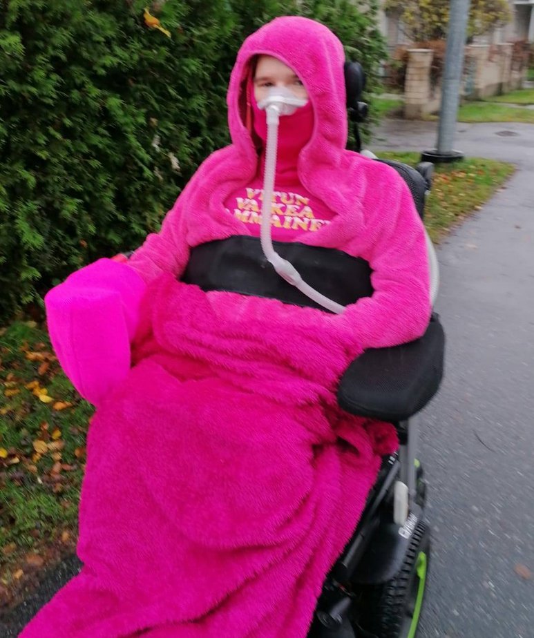 JoonasWillman's tweet photo. @TeemuPotapoff @PasiPennanen Hรคn on vielรค amatรถรถri pinkkiydessรค jos muhun vertaa. ๐คฃ #pink4life https://t.co/Q3vfNWKyk2