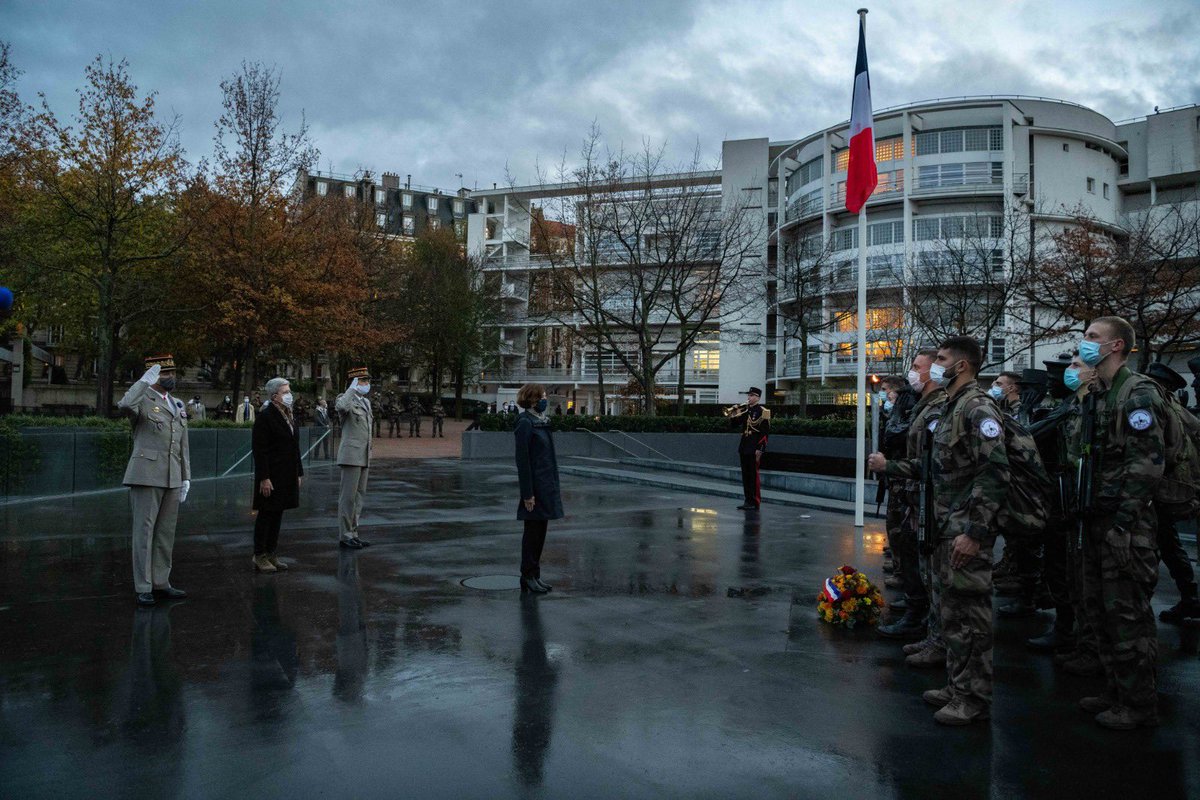 Avec <a href="/florence_parly/">Florence Parly</a> et <a href="/CEMAT_FR/">Chef d'état-major de l'armée de Terre</a> pour la dernière étape du relais #TransmetsLaFlamme au monument aux morts pour la France en opérations extérieures. Un très bel élan de cohésion pour faire vivre le souvenir de ceux qui nous ont quittés.