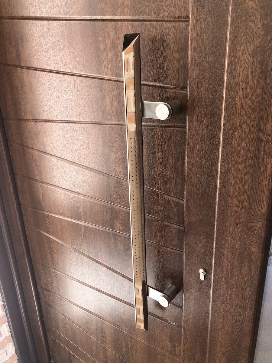 Instalación de puerta de
Calle de #pvc #deceuninck color nogal 154 exterior y blanco interior, triple vidrio de seguridad #guadiansun y panel Indupanel modelo IP15.
Tirador acero inoxidable #greenteQ de #siegenia
#guardiansunglass #DeceuninckQuickStep #DeceuninckQuickStepTeam