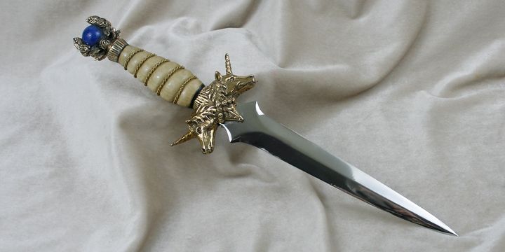 HollyEHayton's tweet photo. omg :)

GOOGLE:
“your name” fantasy gown
“your name” fantasy crown
“your name” fantasy weapon https://t.co/SIQW0oC7eR