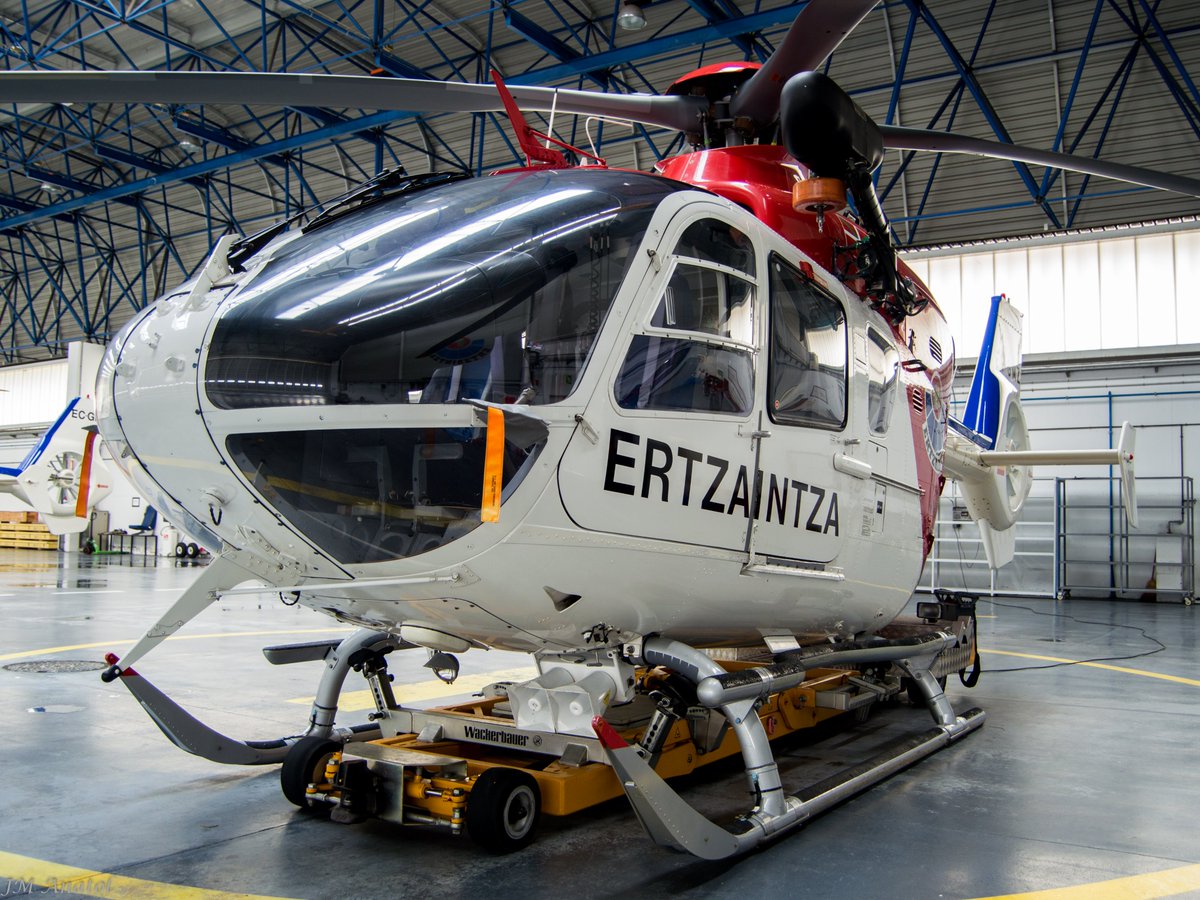 jmanatol's tweet photo. #BuenasNoches
Ya ha resguardo de las frías y húmedas noches otoñales de #LEIU , los #veteranos @AirbusHeli #EC135T1 de la @UvrErtzaintza @ertzaintzaEJGV descansan listos para su próximo servicio bien sea de entrenamiento o de #rescate #SAR
#aspas #fenestron #rotor #helicopter https://t.co/vA9Yhlw54i