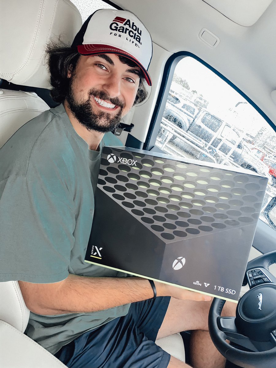 Randievans7's tweet photo. Someone was a liiiittle excited about getting his Christmas Present early this year 😉🎄 https://t.co/lbRonvjCTi