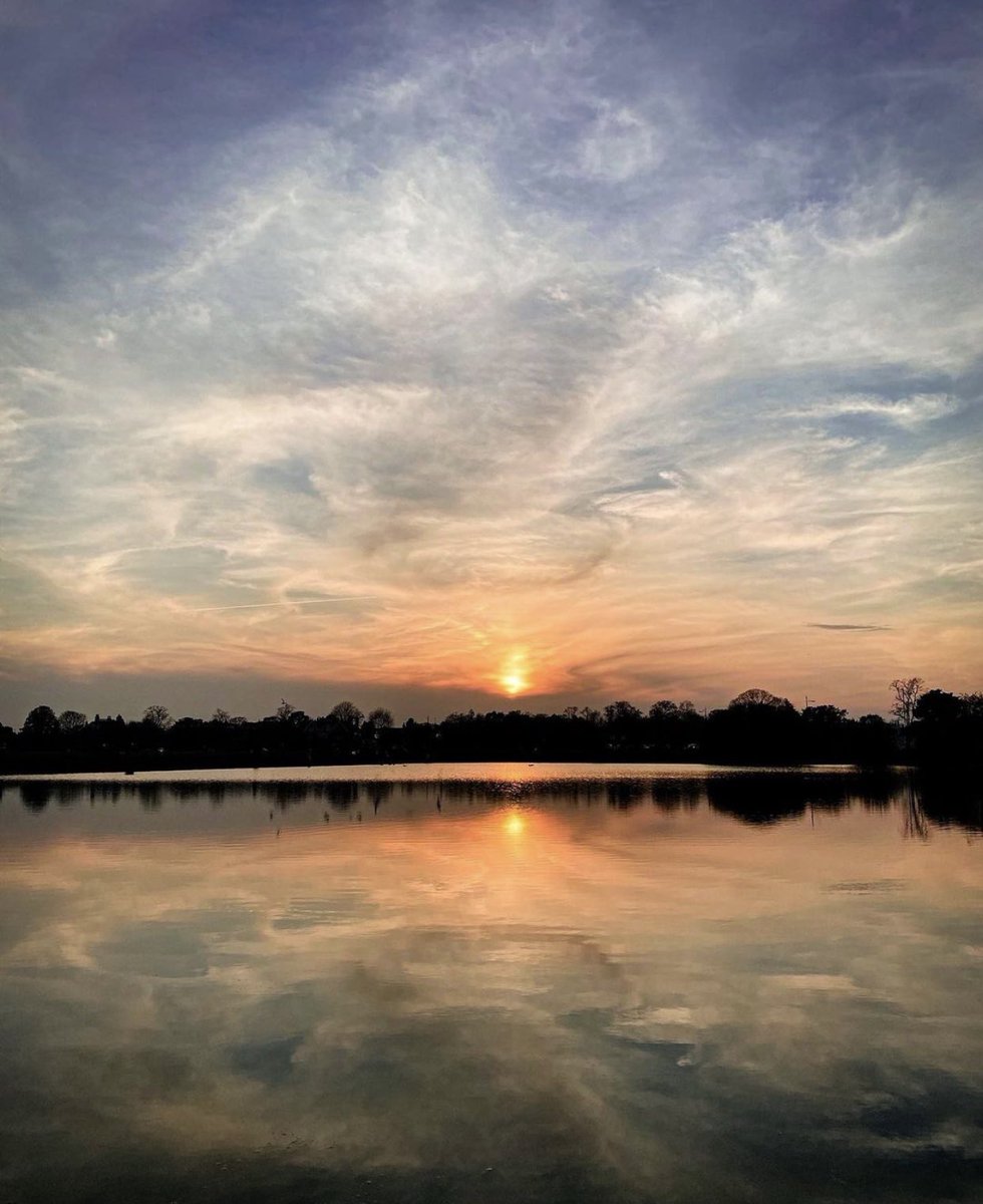 MyWimbledonApp's tweet photo. A gorgeous sunset over Wimbledon Common last week 🌅

📸: https://t.co/ZGF2LNkQ4V

#Wimbledon #LoveLocal https://t.co/btmMHsC7Ql