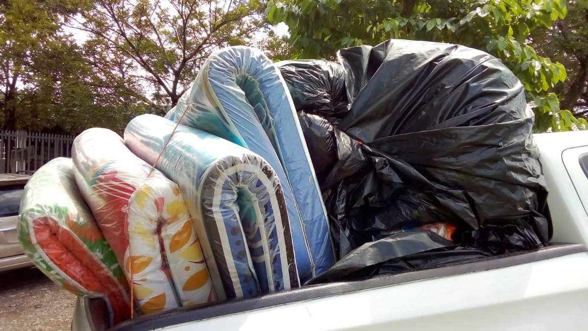 NoticieroHechos's tweet photo. Desde el departamento de Morazán, sale caravana de vehículos cargados con víveres y alimentos rumbo a San Pedro Sula, Honduras.

Habitantes de este departamento del oriente de El Salvador se solidariza con las personas afectadas por el Huracán Eta en Honduras. https://t.co/K9rSLnTwg6