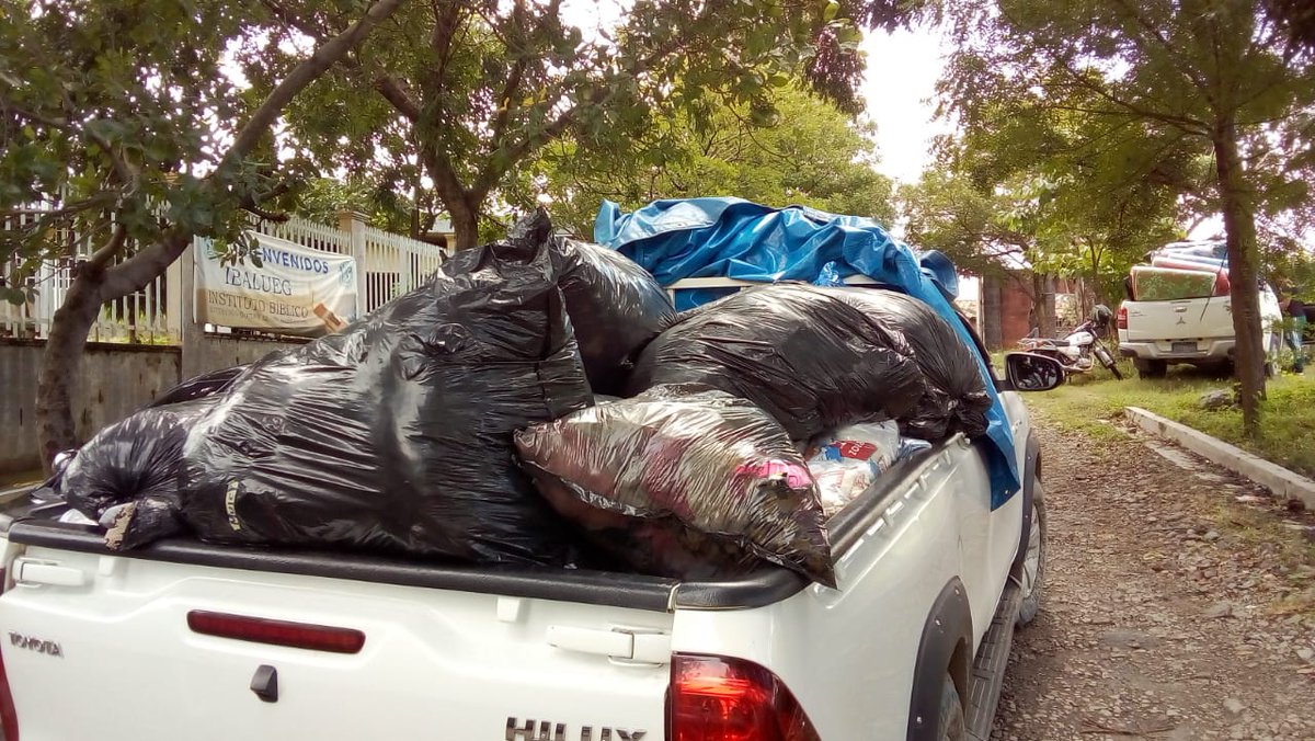 NoticieroHechos's tweet photo. Desde el departamento de Morazán, sale caravana de vehículos cargados con víveres y alimentos rumbo a San Pedro Sula, Honduras.

Habitantes de este departamento del oriente de El Salvador se solidariza con las personas afectadas por el Huracán Eta en Honduras. https://t.co/K9rSLnTwg6