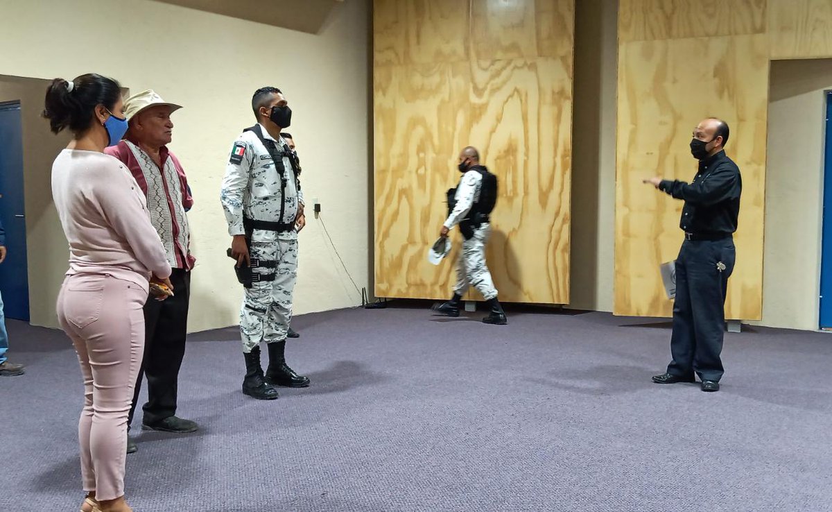 ZapataGob's tweet photo. Avanzamos con la Academia @BenningMorelos en #EmilianoZapata implementando la bitácora de vigilancia por parte de la policía y la colocación de las placas de vecino vigilante https://t.co/SAJoM054d6