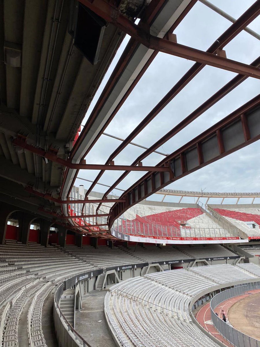REFACCIONES EN LA CENTENARIO👷🏻‍♂️🛠
.
Se está procediendo a arreglar el alero de publicidades y a quitar los alambrados que quitan visión a los hinchas millonarios.
.
🤔¿Qué otra refacción harías en el Monumental?