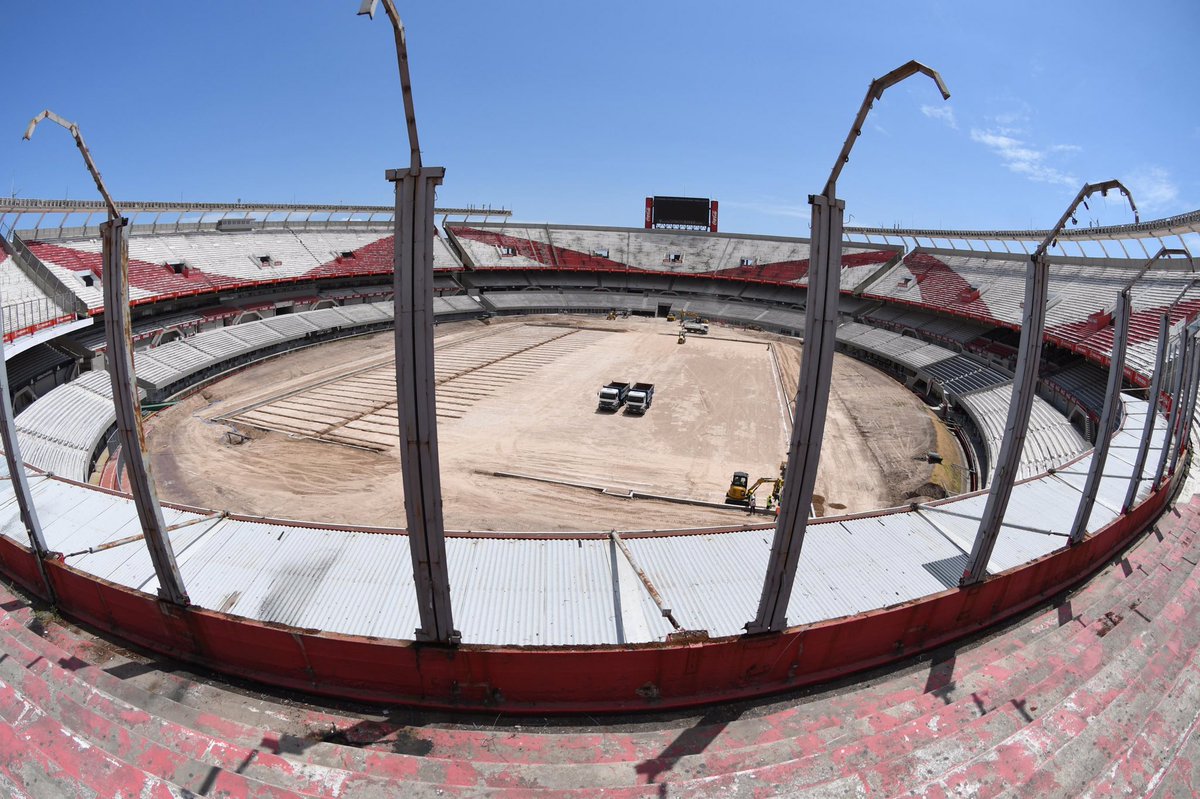 subconectados's tweet photo. REFACCIONES EN LA CENTENARIO👷🏻‍♂️🛠
.
Se está procediendo a arreglar el alero de publicidades y a quitar los alambrados que quitan visión a los hinchas millonarios.
.
🤔¿Qué otra refacción harías en el Monumental? https://t.co/SV3WtlIvRo