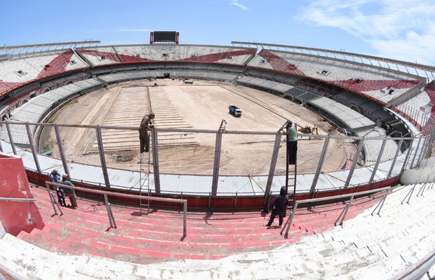 subconectados's tweet photo. REFACCIONES EN LA CENTENARIO👷🏻‍♂️🛠
.
Se está procediendo a arreglar el alero de publicidades y a quitar los alambrados que quitan visión a los hinchas millonarios.
.
🤔¿Qué otra refacción harías en el Monumental? https://t.co/SV3WtlIvRo