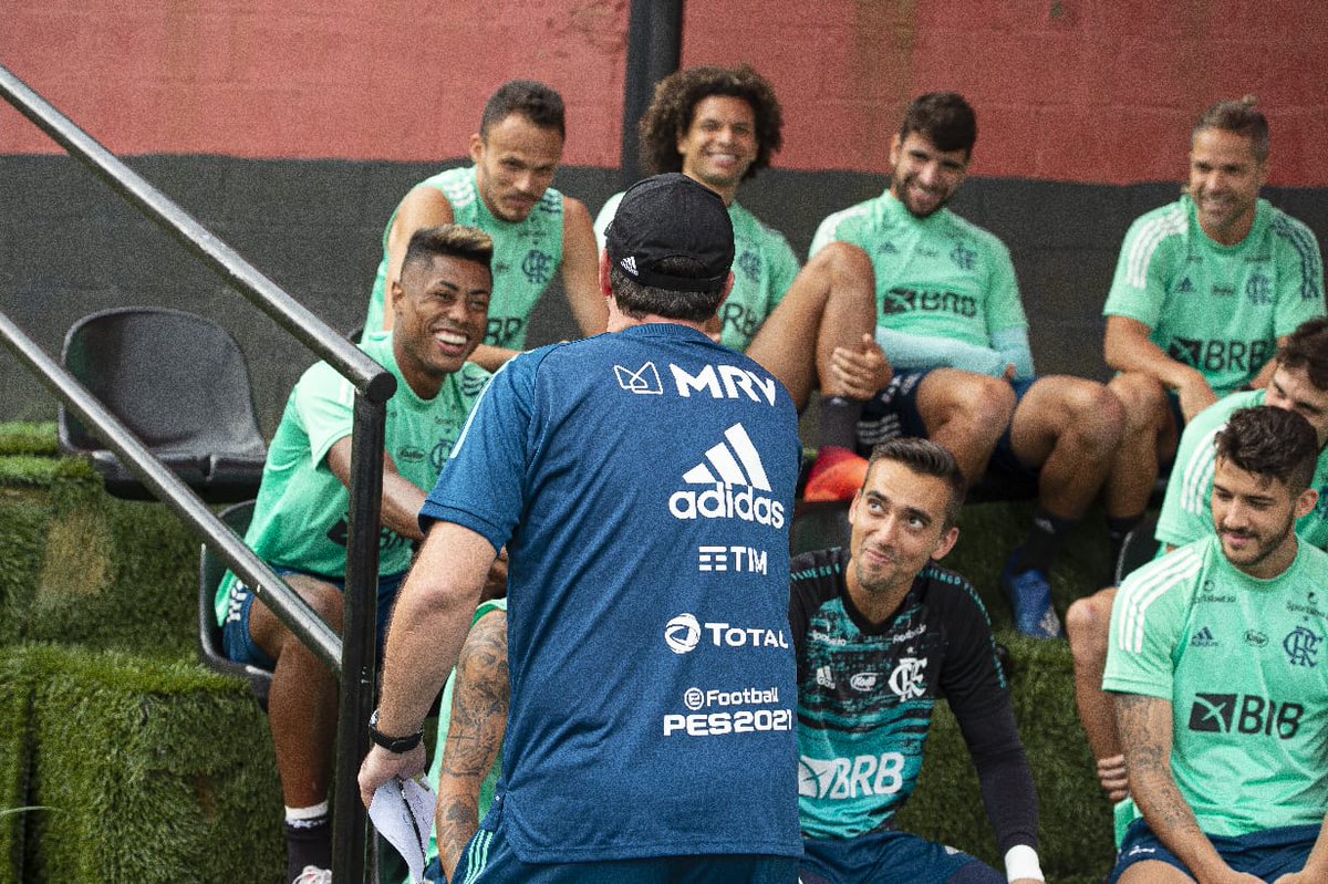 Flamengo's tweet photo. O primeiro contato do técnico Rogério Ceni com o elenco rubro-negro! 👊🔴⚫️ #CeniÉDoMengão #VamosFlamengo 

📸: Alexandre Vidal/CRF https://t.co/dpNDhnNFBg