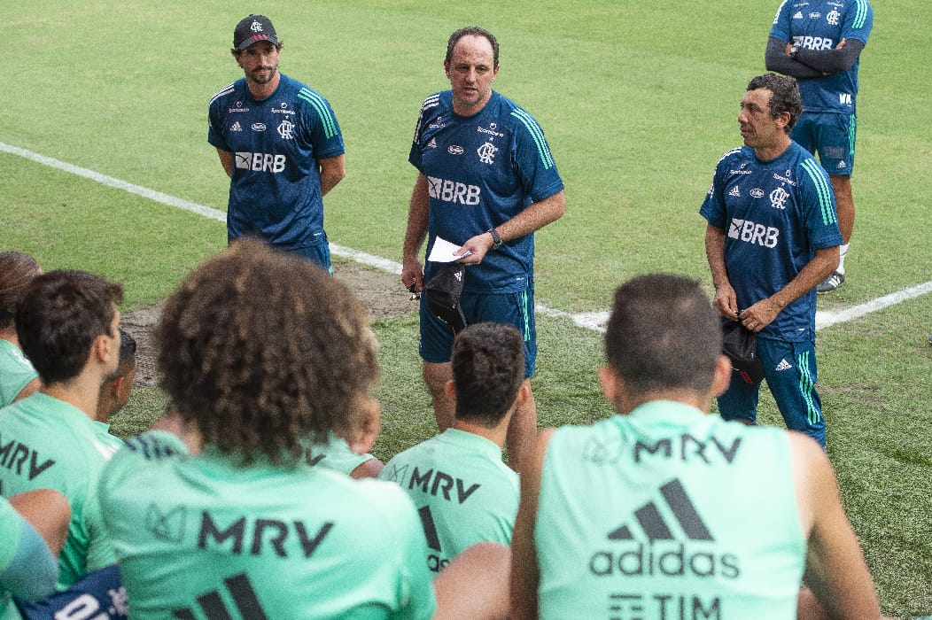 Flamengo's tweet photo. O primeiro contato do técnico Rogério Ceni com o elenco rubro-negro! 👊🔴⚫️ #CeniÉDoMengão #VamosFlamengo 

📸: Alexandre Vidal/CRF https://t.co/dpNDhnNFBg