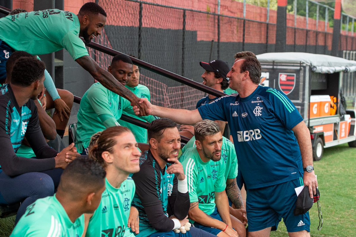 Flamengo's tweet photo. O primeiro contato do técnico Rogério Ceni com o elenco rubro-negro! 👊🔴⚫️ #CeniÉDoMengão #VamosFlamengo 

📸: Alexandre Vidal/CRF https://t.co/dpNDhnNFBg