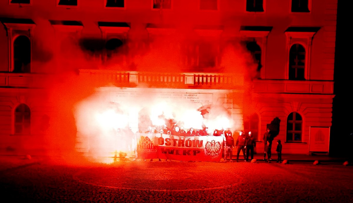 Stadionowi's tweet photo. Kibice Ostrovii upamiętnili Republikę Ostrowską, czyli wystąpienie Polaków w Ostrowie Wielkopolskim przeciwko władzy pruskiej, na miesiąc przed wybuchem Powstania Wielkopolskiego. #RepublikaOstrowska #Ostrovia #OstrowWielkopolski #Wielkopolska #Polska https://t.co/NEJNtxrQbq