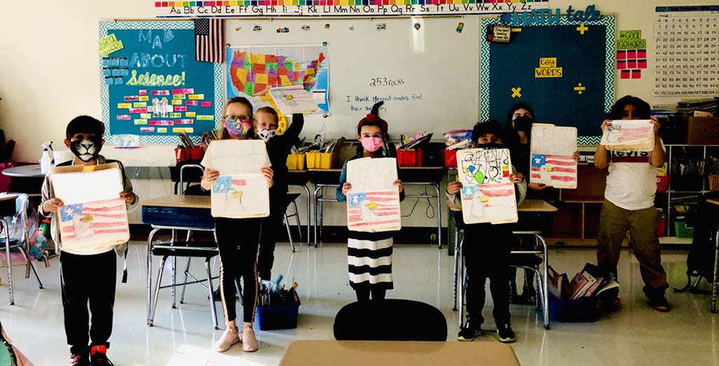 ArtWithMsBell's tweet photo. 3rd grade Stark Stars are sending Veterans Day love! Thank you, Veterans! 🦅🇺🇸  #starkstars   #spsheart https://t.co/F6EArPujC9