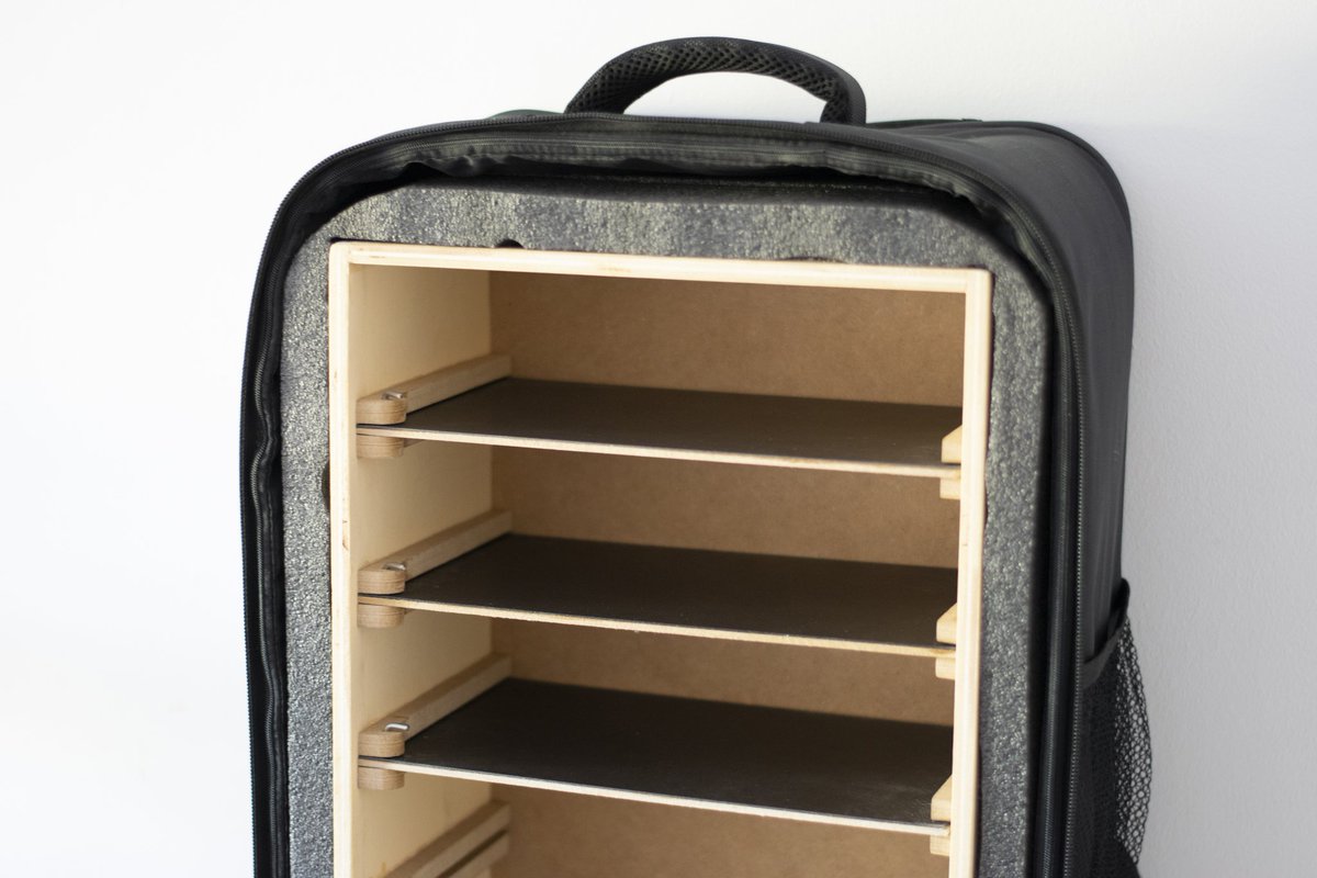 Estamos de estreno!! 

Mochila personalizada con baldas de goma metalizada para portar minis.

 #wargames #warhammer #bloodbowl