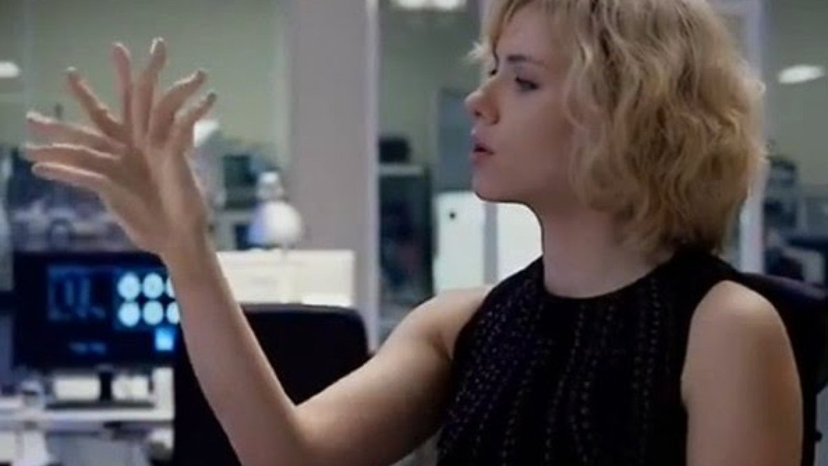 —Lucy, ¿nos vas a enseñar todo lo que sabes?
—Ahora no que me voy al baño, vuelvo en 15 minutos. O en 30 que la cosa promete.