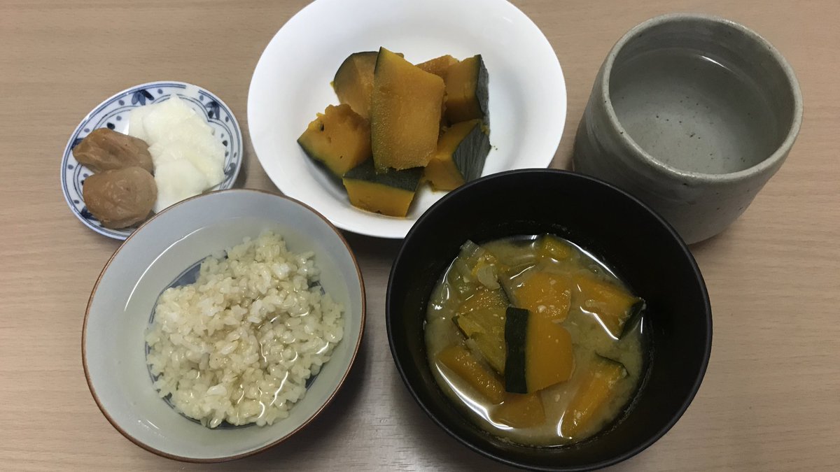 fudei_002's tweet photo. 江戸時代レシピ生活

2日目朝食
一、湯漬(玄米)
一、汁物(かぼちゃ、ねぎ)
一、煮物(かぼちゃ)
一、香の物(大根、梅干し)
一、白湯

大根の漬物はまだ辛かった...。 https://t.co/AVpBbk4qYC