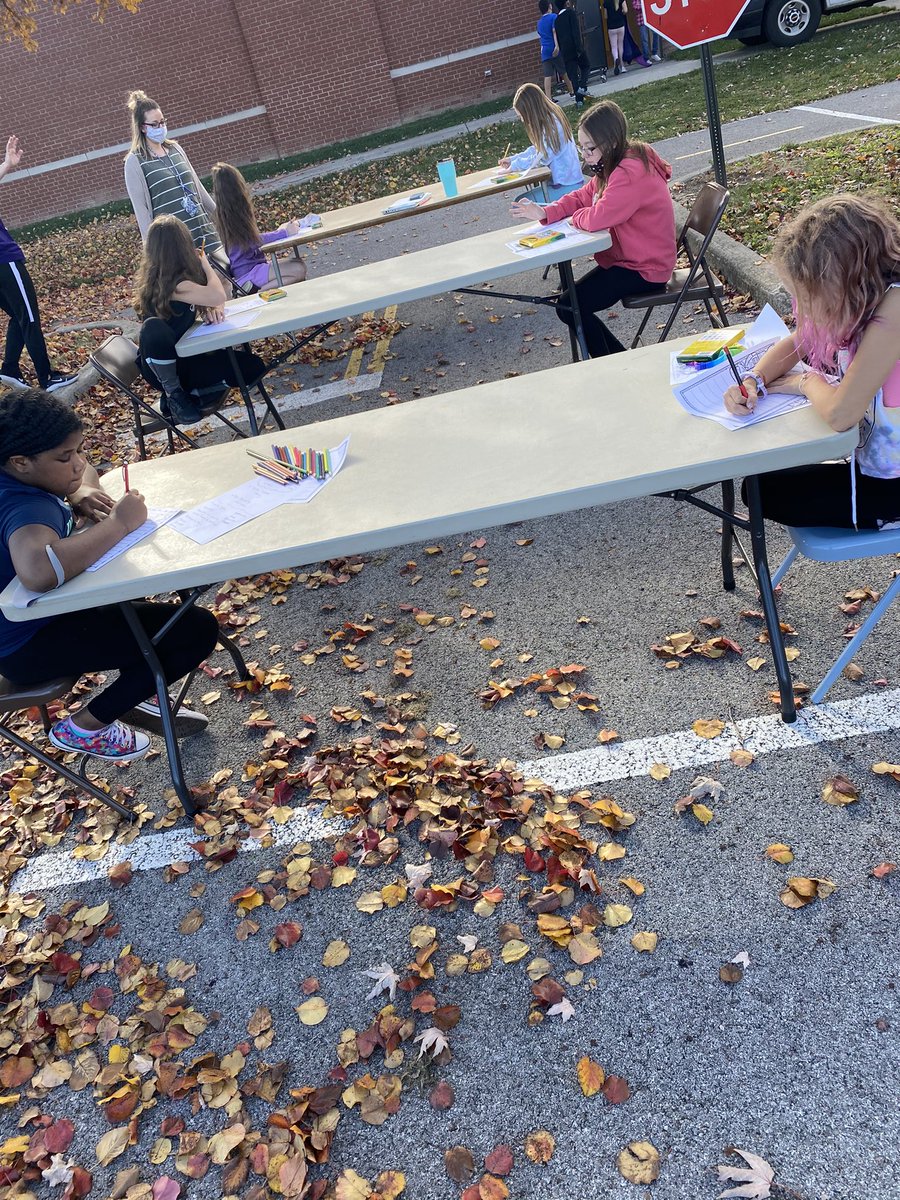 MsBockClassroom's tweet photo. Writing letters to Veterans outside! #wearemaumee https://t.co/TZV737Mvln