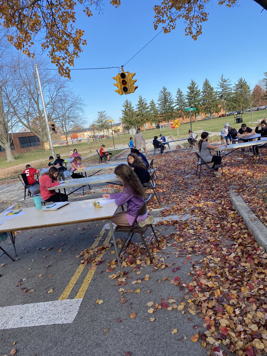 MsBockClassroom's tweet photo. Writing letters to Veterans outside! #wearemaumee https://t.co/TZV737Mvln